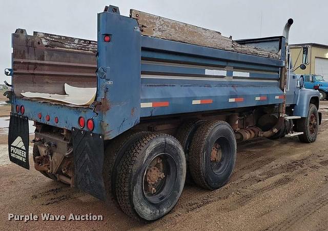 Image of Ford LT9000 equipment image 4