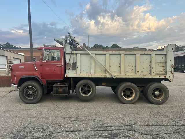 Image of Ford L8000 equipment image 1