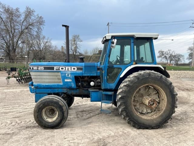 Image of Ford TW-25 equipment image 1