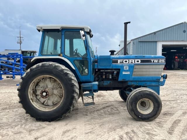 Image of Ford TW-25 equipment image 3