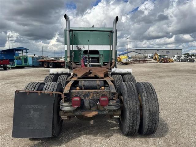 Image of Freightliner FLA086 equipment image 3
