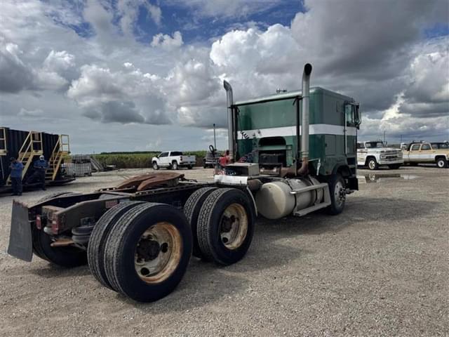 Image of Freightliner FLA086 equipment image 4