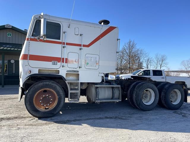 Image of Freightliner FLA86 equipment image 1