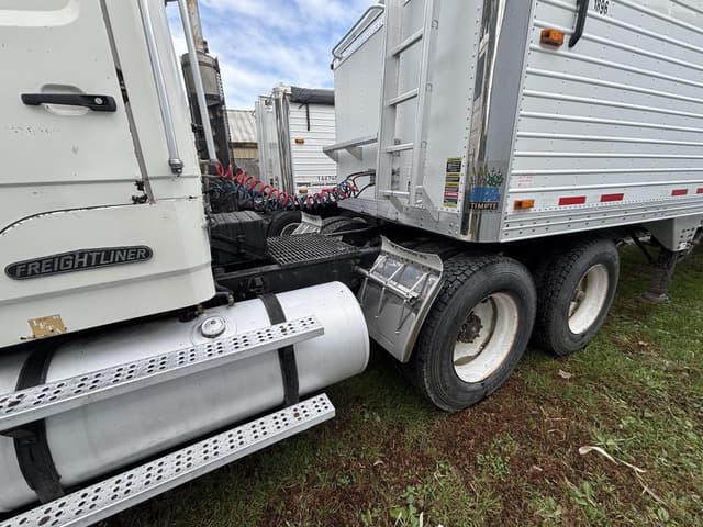 Image of Freightliner FLC112 equipment image 3