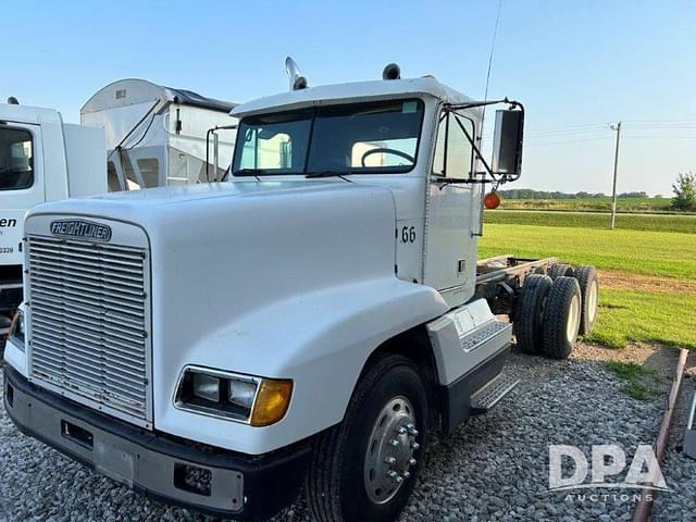 Image of Freightliner FLD120 equipment image 2