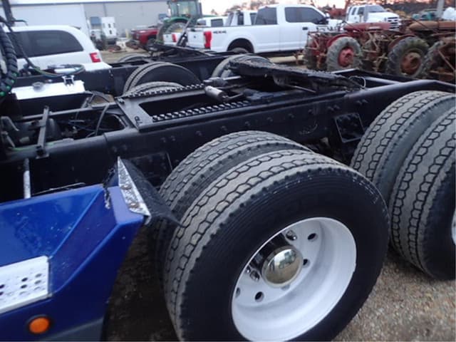 Image of Freightliner FLD equipment image 4