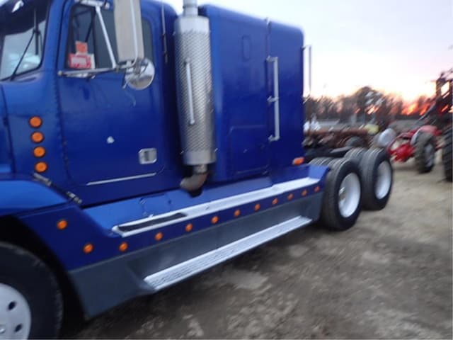 Image of Freightliner FLD equipment image 3