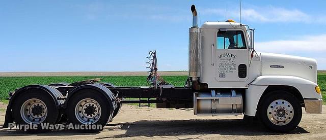 Image of Freightliner FLD equipment image 3
