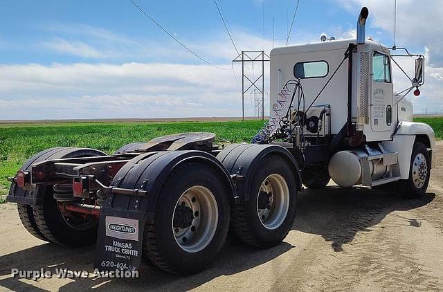 Image of Freightliner FLD equipment image 4