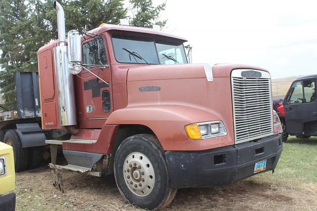 Image of Freightliner FLD120 equipment image 1