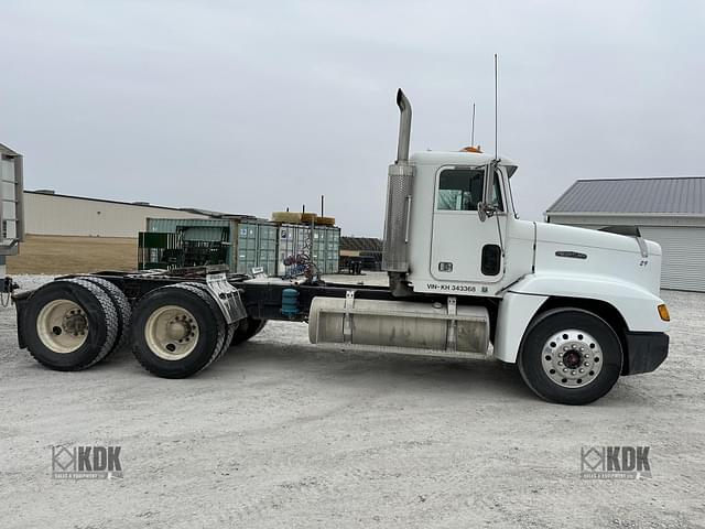 Image of Freightliner FLD120 equipment image 4