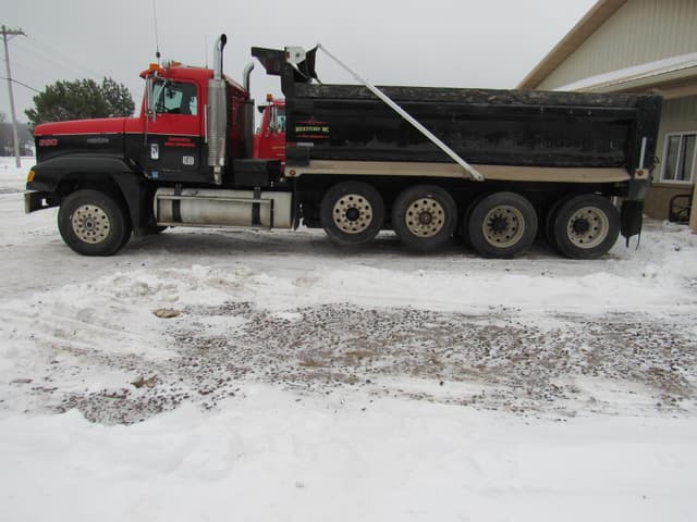 Image of Freightliner FLD120 equipment image 4