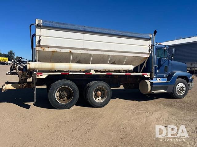 Image of Freightliner FLD120 equipment image 4