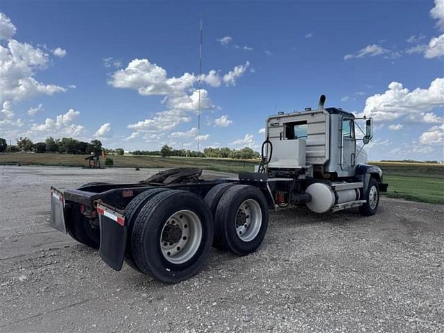 Image of Freightliner FLD120 equipment image 4