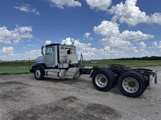 Image of Freightliner FLD120 equipment image 2
