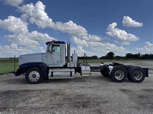 Image of Freightliner FLD120 equipment image 1