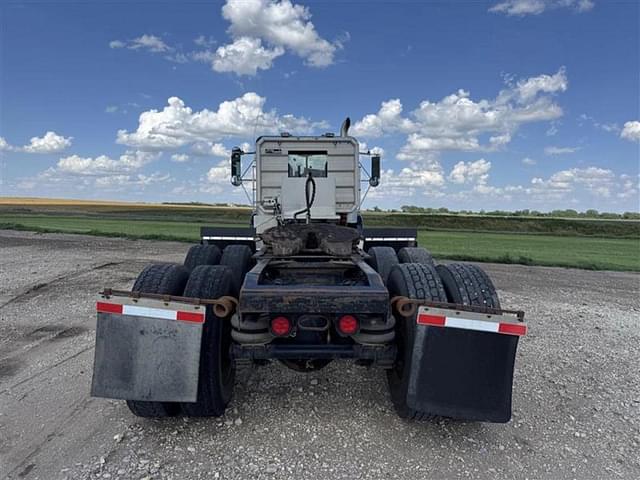 Image of Freightliner FLD120 equipment image 3
