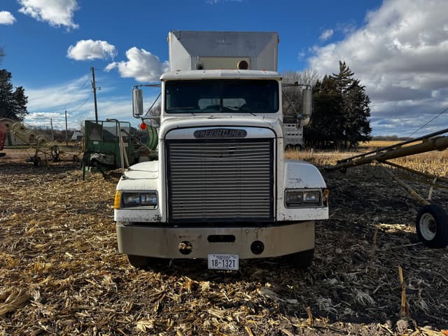 Image of Freightliner FLD120 equipment image 3