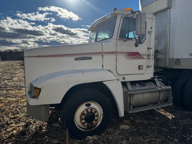 Image of Freightliner FLD120 equipment image 4