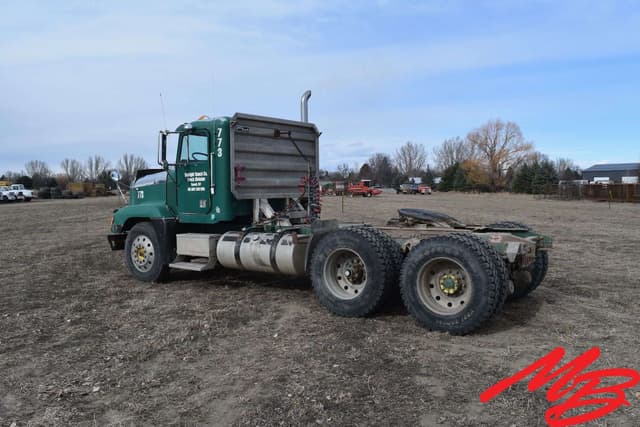 Image of Freightliner FLD120 equipment image 3