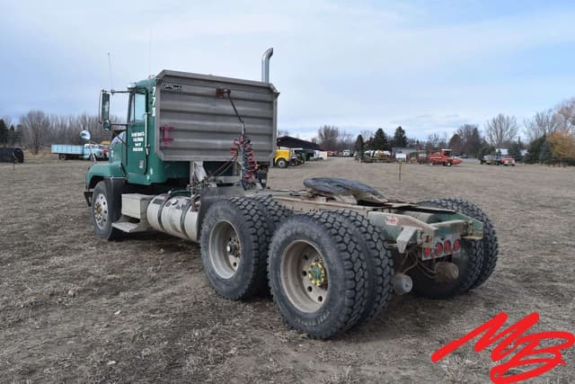 Image of Freightliner FLD120 equipment image 4