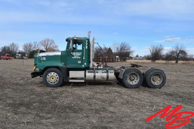 Image of Freightliner FLD120 equipment image 2