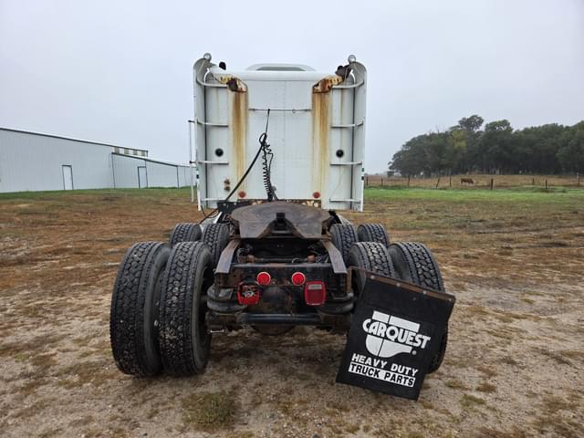 Image of Freightliner FLD120 equipment image 4