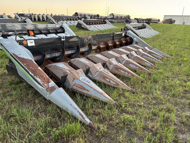 Image of Gleaner 830 equipment image 2