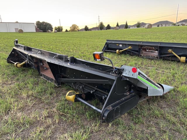 Image of Gleaner Hugger 830 equipment image 4