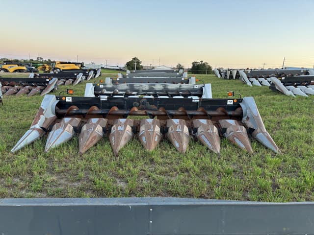 Image of Gleaner Hugger 830 equipment image 1