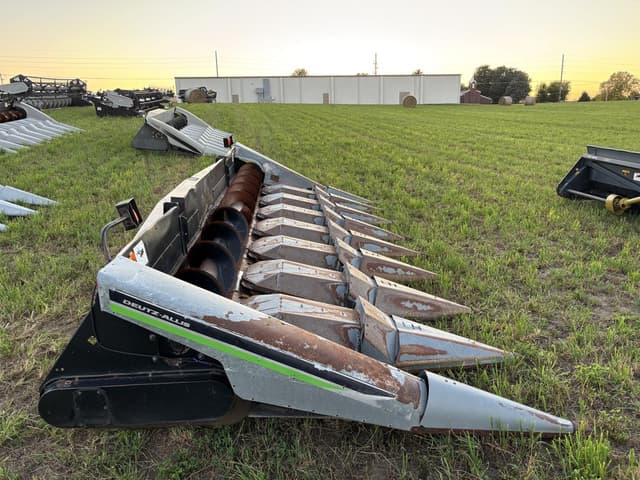Image of Gleaner Hugger 830 equipment image 3