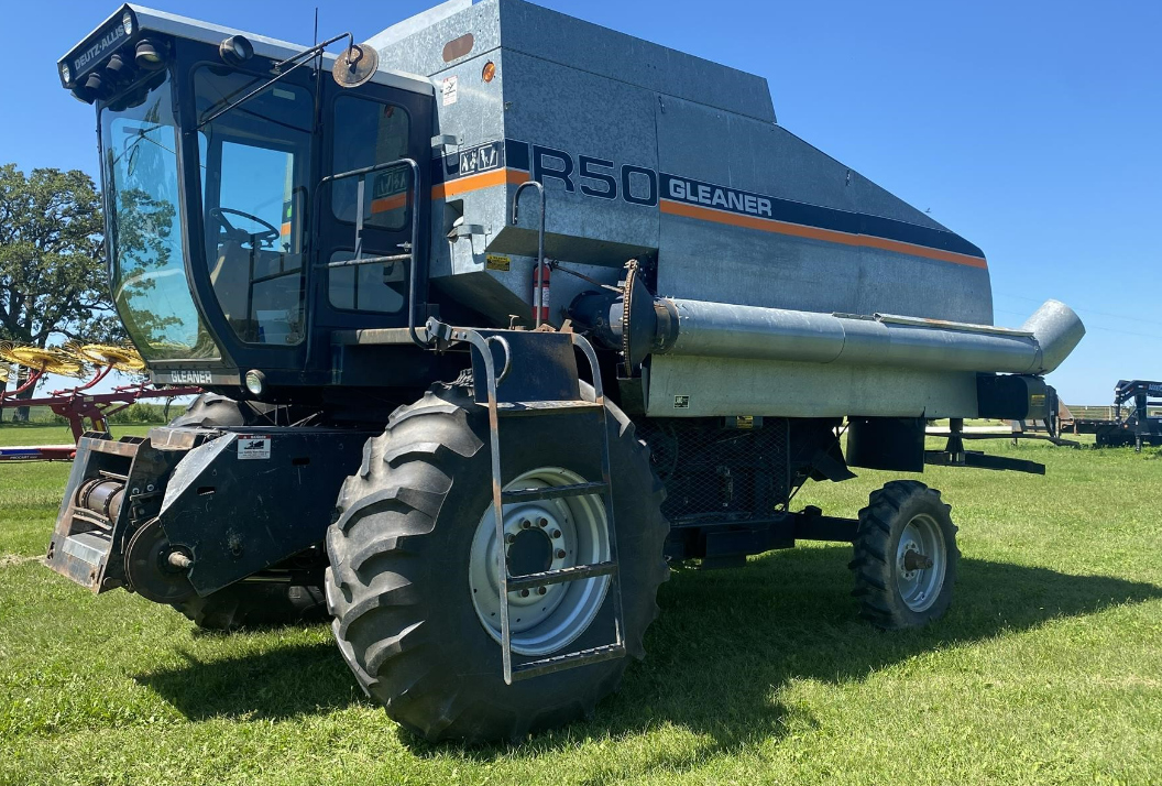 SOLD - 1989 Gleaner R50 Combines with 3,728 Hrs | Tractor Zoom