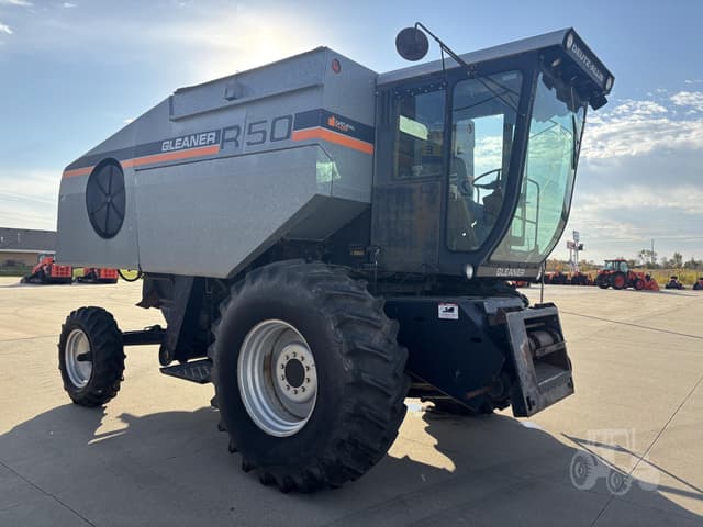 Image of Gleaner R50 equipment image 3