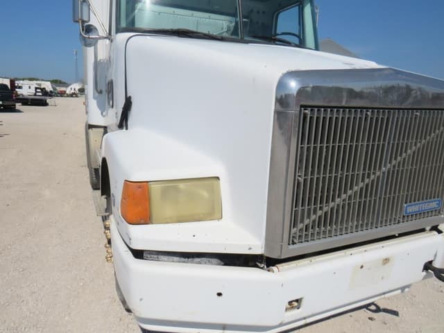 Image of White GMC Areo equipment image 3