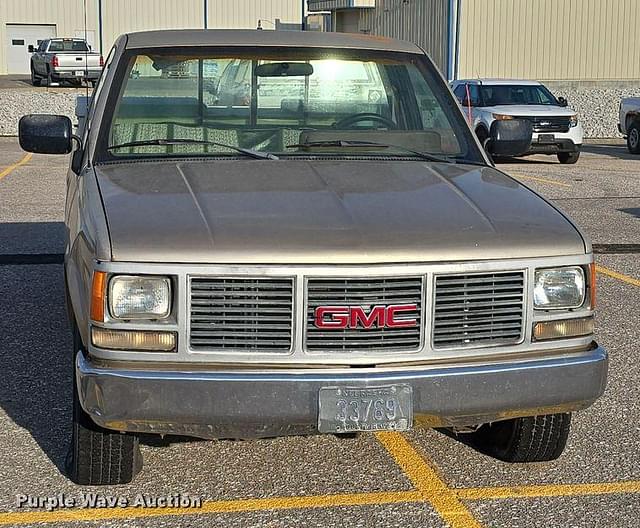 Image of GMC Sierra 1500 equipment image 1