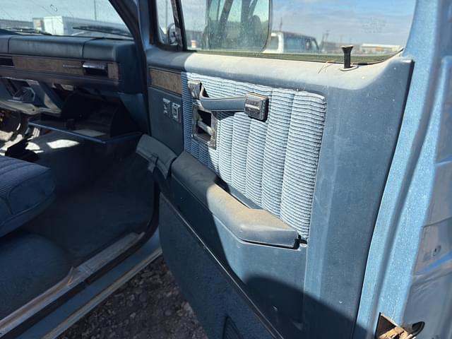 Image of GMC Suburban equipment image 1