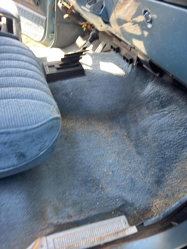 Image of GMC Suburban equipment image 4