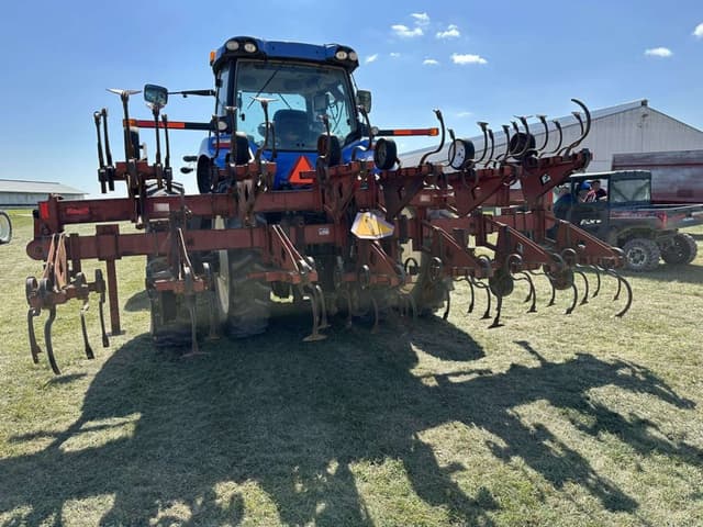 Image of International Harvester 183 equipment image 1