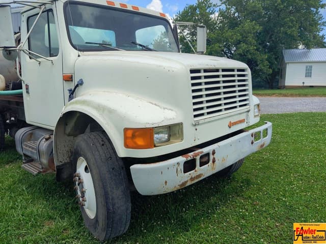 Image of International 4900 equipment image 2