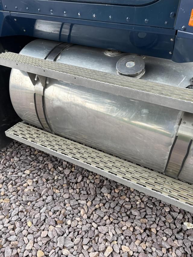 Image of International 9300 equipment image 3