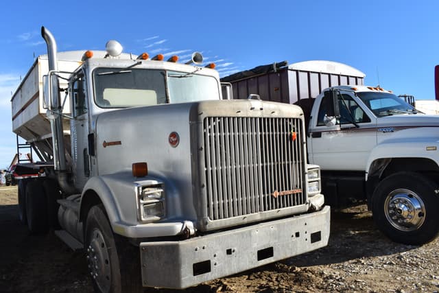 Image of International 9300 equipment image 2