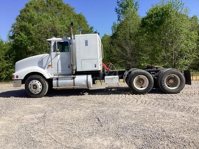 Image of International Navistar equipment image 1