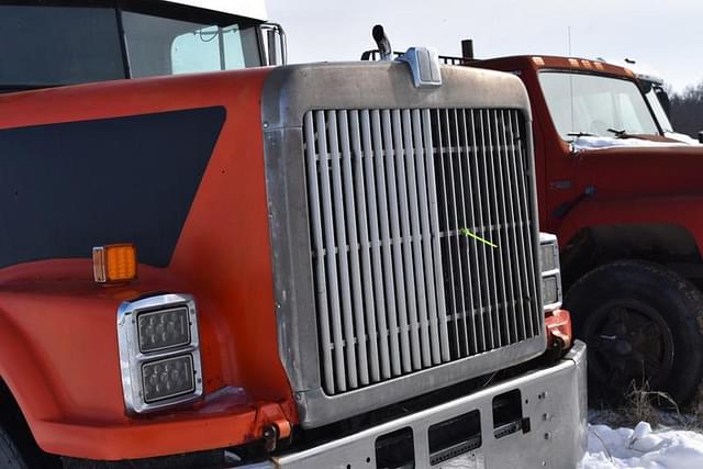 Image of International Navistar equipment image 3