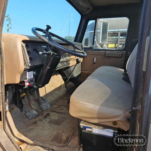 Image of International S1600 equipment image 2