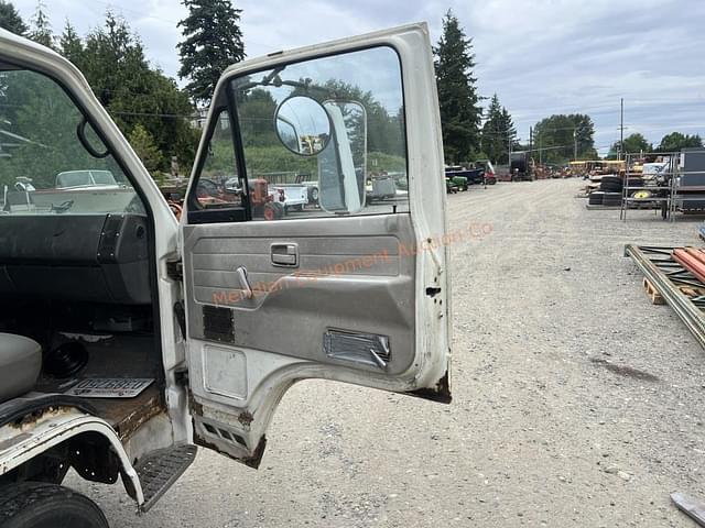Image of Isuzu NPR equipment image 2