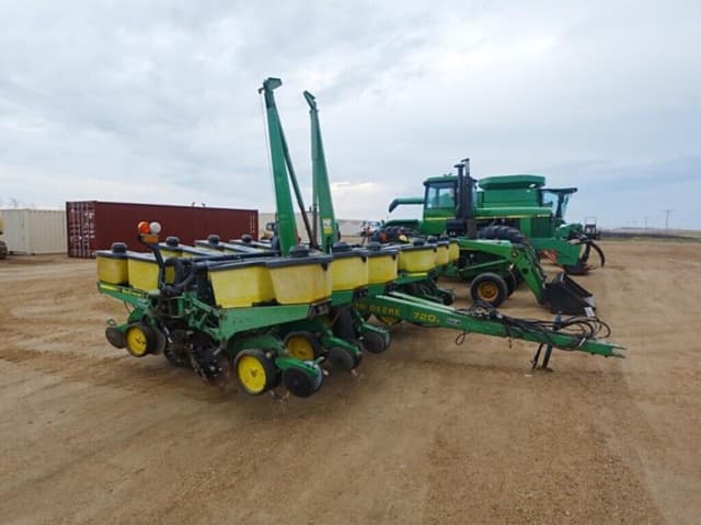 Image of John Deere 7200 equipment image 2