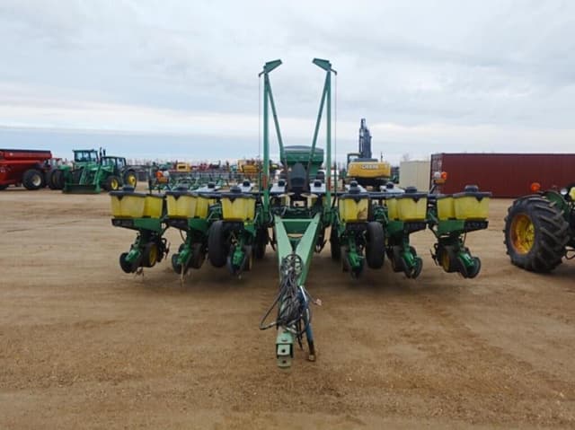 Image of John Deere 7200 equipment image 1