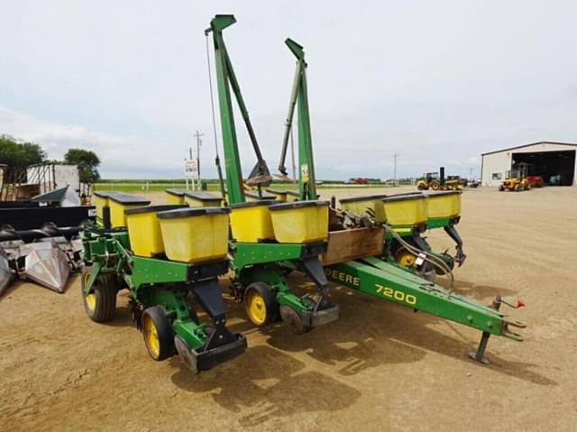 Image of John Deere 7200 equipment image 1