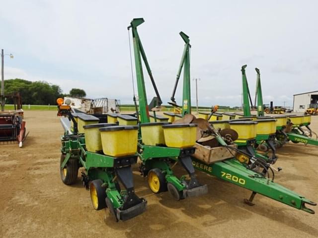 Image of John Deere 7200 equipment image 1
