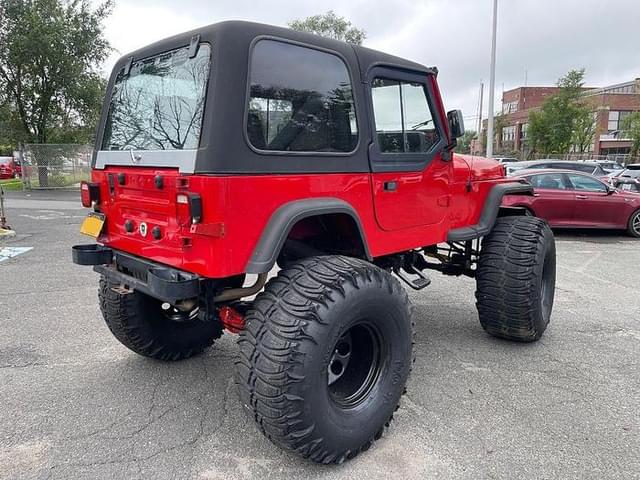 Image of Jeep Wrangler equipment image 2